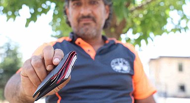 Temizlik personeli bulduğu para dolu cüzdanı polise teslim etti