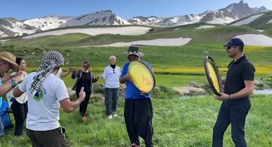 Temmuz'un ilk gününde karda kayıp karlı pekmez yediler