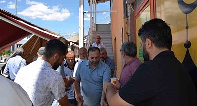 Tercan'da camii cemaatine aşure dağıtıldı
