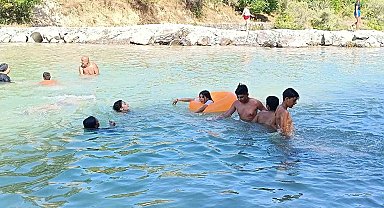 Termometreler 33 dereceyi gösterdi, sıcaktan bunalanlar Tağar Çayı'na akın etti