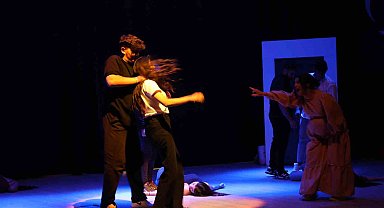 Tiyatro oyununda kadına yönelik şiddete dikkat çekildi