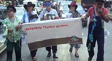 Tiyatrocular, çevre temizliğine dikkat çekti