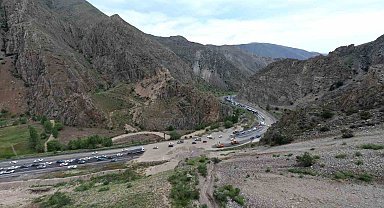 Tortum'da heyelan: Erzurum-Artvin karayolu trafiğe kapandı