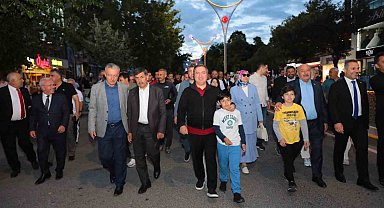 Trafiğe kapatılan Ordu Caddesi renkli görüntülere sahne oldu