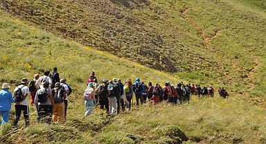 Tunceli'de doğa harikası krater gölüne gezi
