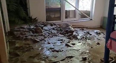 Uzundere'de heyelan nedeniyle bazı evler toprak ve kaya parçaları ile doldu