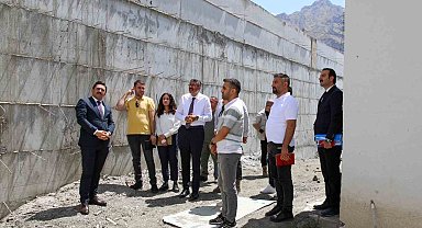 Vali Çelik, mezbahane ve hayvan barınağı inşaatında incelemelerde bulundu