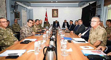 Vali Çelik'ten Irak sınırına çıkarma