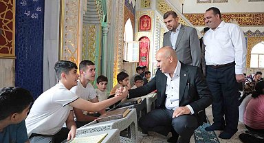 Vali Koç, kuran kursundaki çocuklarla bir araya geldi