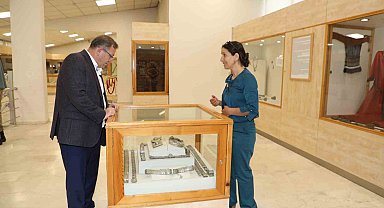 Vali Polat, Arkeoloji Müzesi'nde incelemelerde bulundu