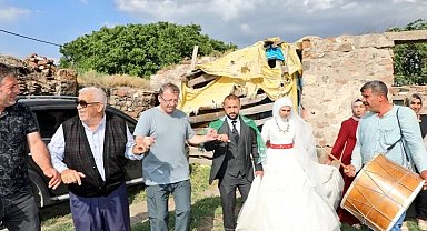 Vali Polat düğünde halay çekti