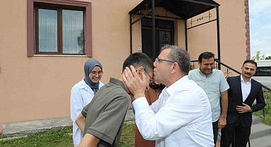 Vali Polat, LGS şampiyonu evinde ziyaret etti