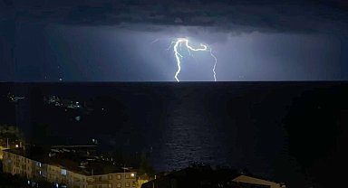 Van Gölü üzerinde çakan şimşeklerden görsel şölen