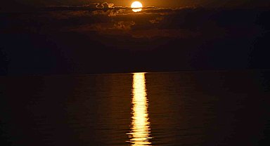 Van Gölü'nde dolunay güzelliği