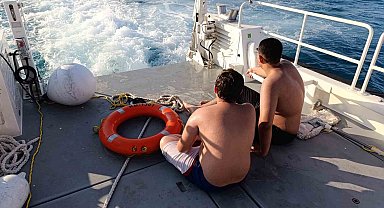 Van Gölü'nde mahsur kalan 2 çocuğu gemi adamları kurtardı