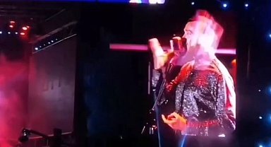 Van'da Cem Adrian'a çirkin saldırı