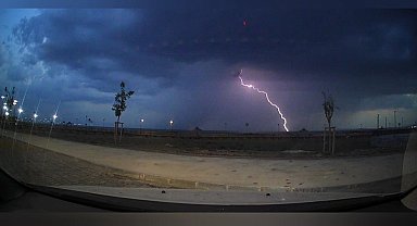 Van'da geceyi aydınlatan şimşekler görsel şölen oluşturdu