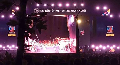 Van'da şarkıcı Bengü'nün konserinde pet şişe fırlatıldı