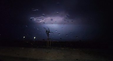 Van'da şimşekler geceyi aydınlattı