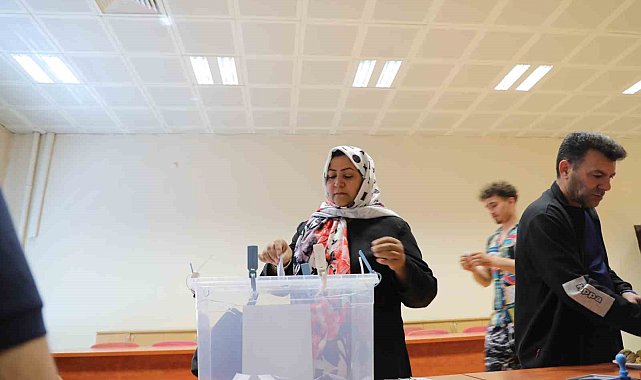 Van'daki İranlı seçmenler ikinci tur seçimleri için oy kullandı