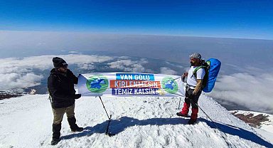 Vanlı dağcılar Türkiye'nin en yüksek dağı olan Ağrı Dağı'na tırmandı