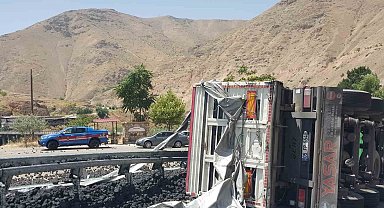 Virajı alamayan kömür yüklü kamyon devrildi: 1 yaralı