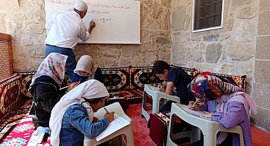 Yaz Kur'an kursunda hat sanatını öğreniyorlar