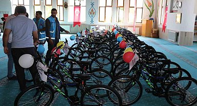 Yetimlerin yüzü bisiklet ile güldü