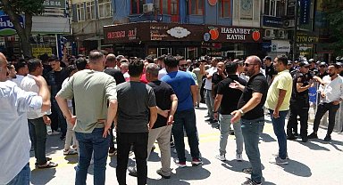 Yıkım için dükkanlar boşaltılmayınca elektrikleri kesilen esnaf yol kapattı