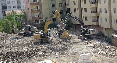 Yıkım yapan iş makinası devrildi