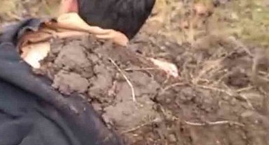 Yıldırımın çarpan çocuklarını toprağa gömerek kurtardılar