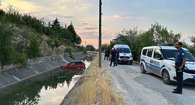 Yol verme kavgası sonrası yaşanan kazada araçlar sulama kanalına uçtu