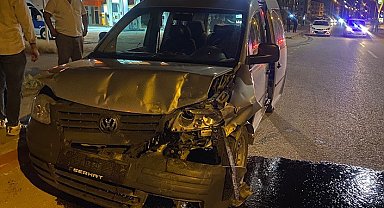 Yüksekova'da 2 araç çarpıştı