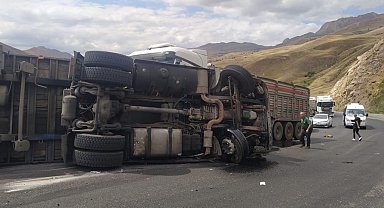 Yüksekova'da 2 tır kafa kafaya çarpıştı