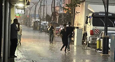 Yüksekova'da bunaltıcı sıcaklardan sonra yağmur sürprizi