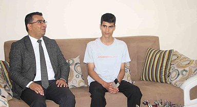 Yüksekova'da LGS'de birinci çıkan Yusuf Samet Kaya'ya evinde tebrik ziyareti yapıldı