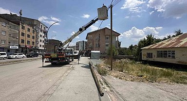 Yüksekova'da tehlike saçan elektrik direği yenilendi