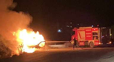 Yüksekova'da ticari araç alev alev yandı