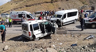 Yüksekova'da yolcu minibüsü ile hafif ticari araç kafa kafaya çarpıştı: 2'si ağır 7 yaralı