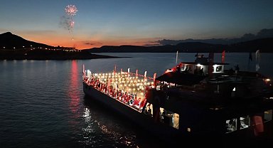 30 Ağustos kutlamalarında Tunceli farkı: Kutlamalar gezi feribotunda yapıldı