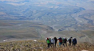 4 bin 58 rakımdaki buzul gölünde yüzme keyfi
