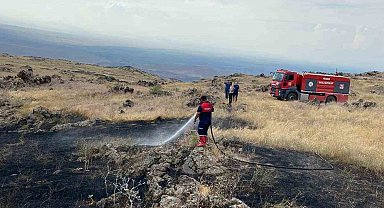 Ağrı Dağı eteklerinde çıkan örtü yangını söndürüldü