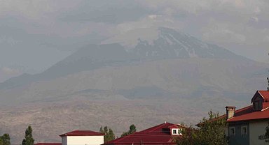 Ağrı Dağı sıcak hava nedeniyle erimeye devam ediyor