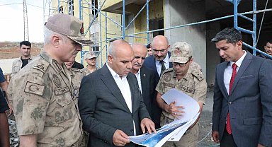 Ağrı Valisi Koç, Hamur'da inşaatları denetledi