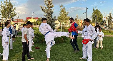 Ağrı'da gençler sosyal medyadan sosyal hayata geçiyor