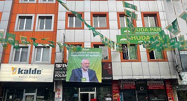 Ağrı'da sehit İsmail Heniyye'nin dev posteri asıldı