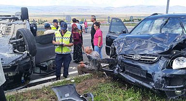 Ardahan'da kamyonet ile otomobil çarpıştı: 7 yaralı