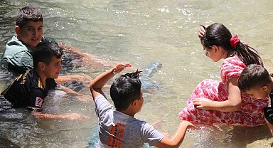 Aşırı sıcakların yaşandığı bugünlerde serinlemek isteyenler Girlevik Şelalesi'ne akın ediyor