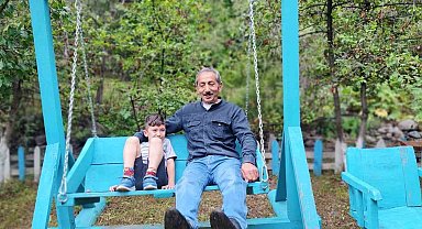 Aşur Taş'ın Alapınar Mahallesindeki bahçesi görenleri büyülüyor