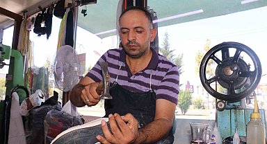 Ayakkabı ustası depremzede kardeşler ayakta kalmak için direniyor